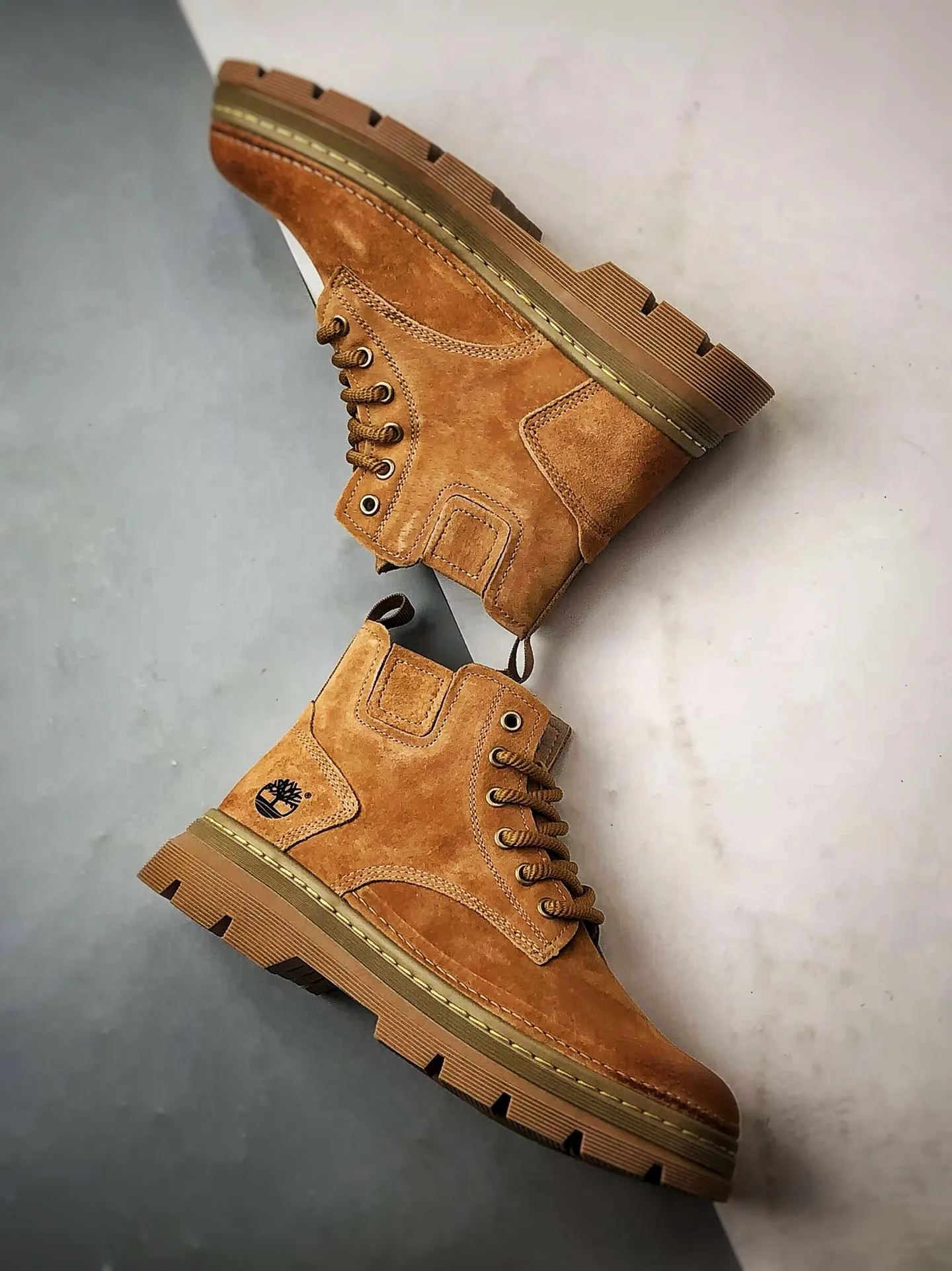 💰440 Timberland Timberland/Timberland 25 new autumn and winter new style classic outdoor casual rhubarb boots, Guangdong factory quality, original box and original packaging. The fabric is made of Italian 🇮🇹 top-grade frosted fine-grained cowhide with anti-odor and anti-corrosion genuine leather latex insoles to give you a perfect wearing experience. High-quality and durable, a must-have for sportsmen. Specially designed to treat those who are not handsome. High-quality and first-class foot feel. Item No.: TB99350 Size: 39 40 41 42 43 44 (standard code)